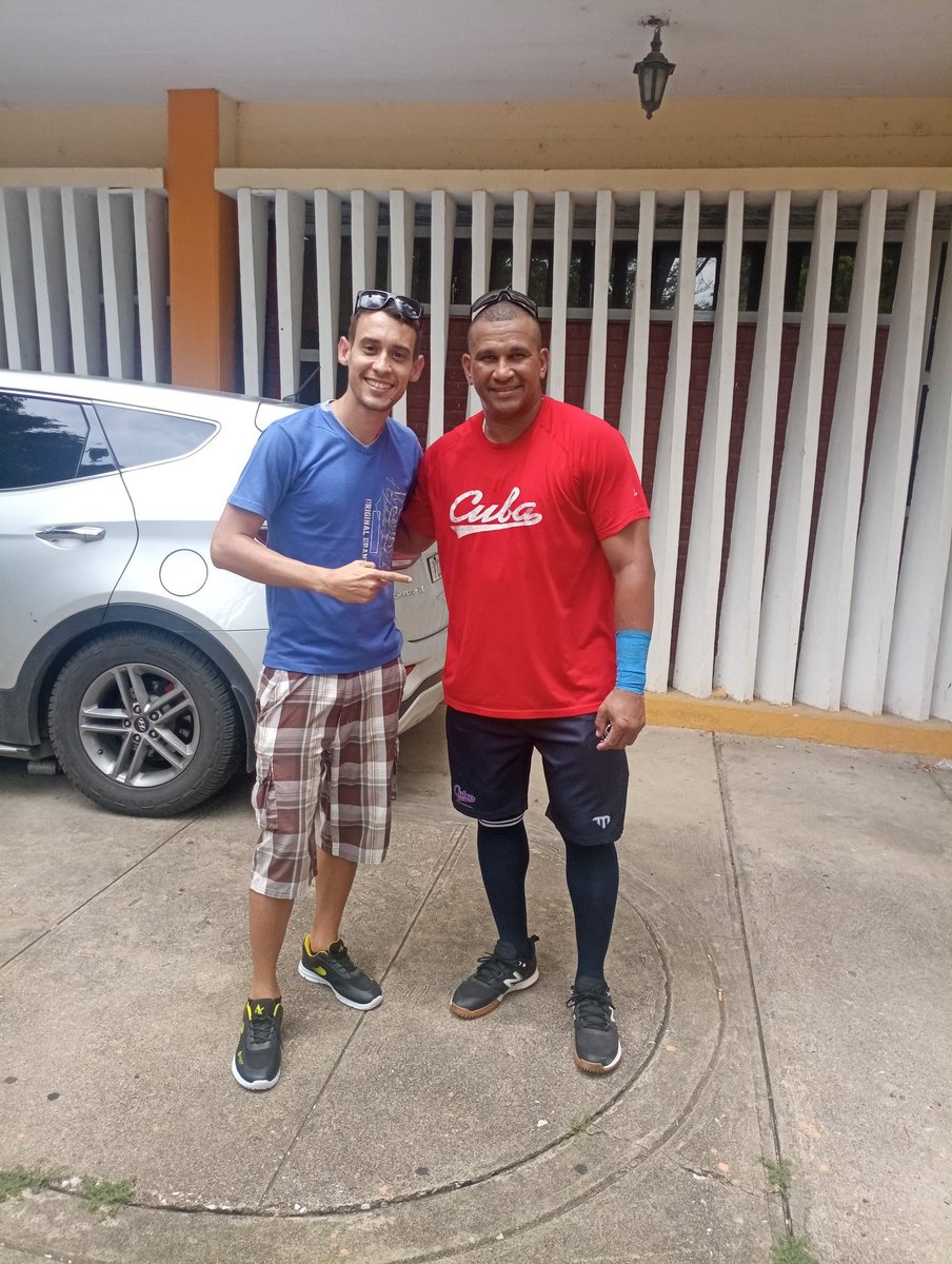 🤩 Gracias al gallo que más he admirado en mi vida por dedicarme unos segundos para esta fotografía. 🐓Cepeda es un grande fuera y dentro del terreno. ⚾Uno de los peloteros que mejor selecciona las bolas y las palabras.¡Gracias Cepeda! <a href="/GallosDeSSP/">Los Gallos De Sancti Spíritus 🐓</a> <a href="/javiel_cuba/">Javiel Fernández Pérez</a> @AldenHernandezD