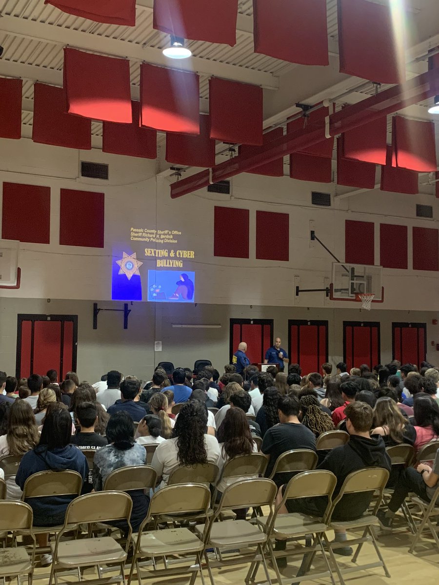 LakesideMiddle8's tweet photo. Thank you to the Passaic County Sheriff’s Department for visiting Lakeside and speaking about the dangers of sexting and cyber bullying. We appreciate your time educating our students on the severity of these issues. https://t.co/kNQbkkT3ks