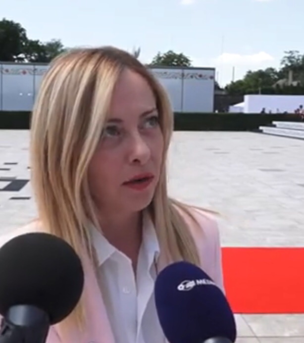 Chancione's tweet image. Bianco, rosso e Meloni.
In che senso?
#mimmo