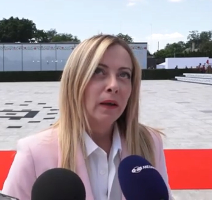 Chancione's tweet image. Bianco, rosso e Meloni.
In che senso?
#mimmo