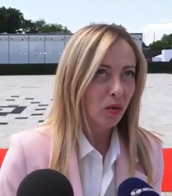 Chancione's tweet image. Bianco, rosso e Meloni.
In che senso?
#mimmo