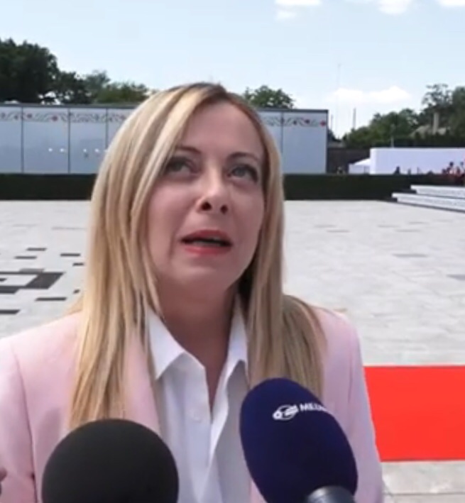 Chancione's tweet image. Bianco, rosso e Meloni.
In che senso?
#mimmo