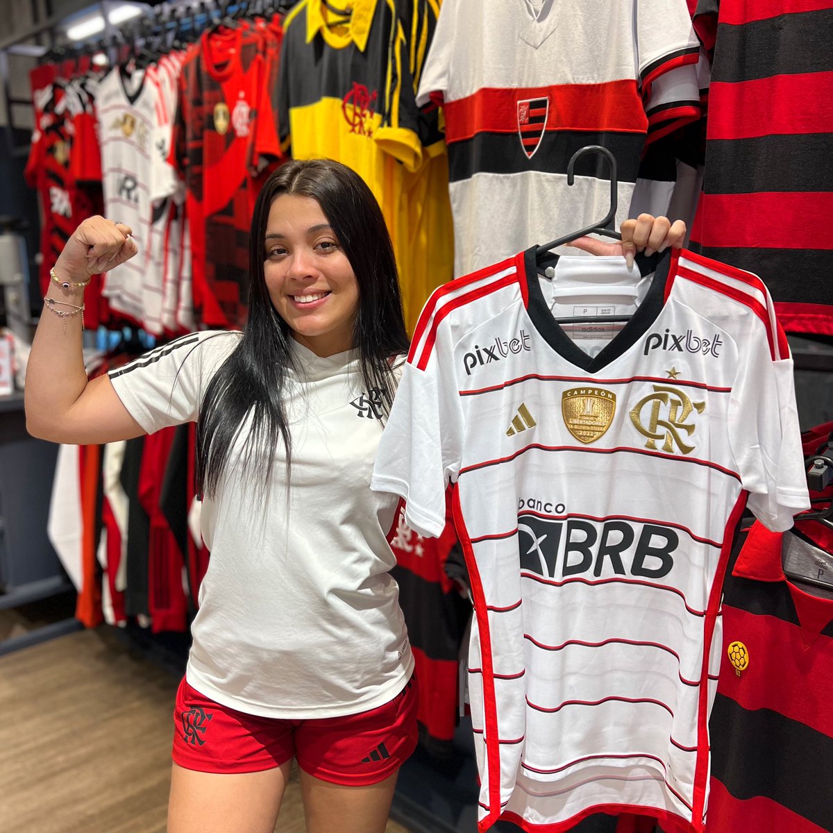 maracana's tweet photo. Dia de #FlaFlu445 e a loja oficial do Maracanã está esperando a torcida rubro-negra para garantir o novo manto do @flamengo 🇦🇴
Não perca tempo, torcedor! 🏟️ https://t.co/79Tr3InGkb