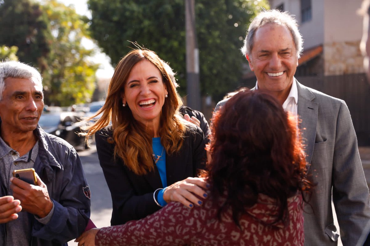 vtolosapaz's tweet photo. Somos parte de un Gobierno nacional que vino a revitalizar la producción y a restituir el lugar de la Argentina en el mundo. Estamos convencidas y convencidos de que la salida de la pobreza en este país es con más trabajo. 

Con @danielscioli, recorrimos las instalaciones de la empresa Cachafaz, en la localidad de Tres de Febrero. Una empresa argentina que entre 2020 y 2022 -pandemia mediante- supo triplicar sus exportaciones para generar, en la actualidad, más de 180 puestos de trabajo.

Cachafaz viene diversificando sus exportaciones a nuestro principal socio comercial, Brasil, y más recientemente, integraron la Misión Comercial de Alimentos que asistió a ese país y fue organizada por la Cancillería Argentina. 

Los alfajores son 100 por ciento argentinos y llegan a más de 10 mercados de todo el mundo, lo que nos ayuda a generar parte de las divisas que necesitamos para seguir creciendo. Es por todo esto, que defendemos la necesidad de seguir fortaleciendo un Estado presente: para generar oportunidades y seguir impulsando la producción nacional.