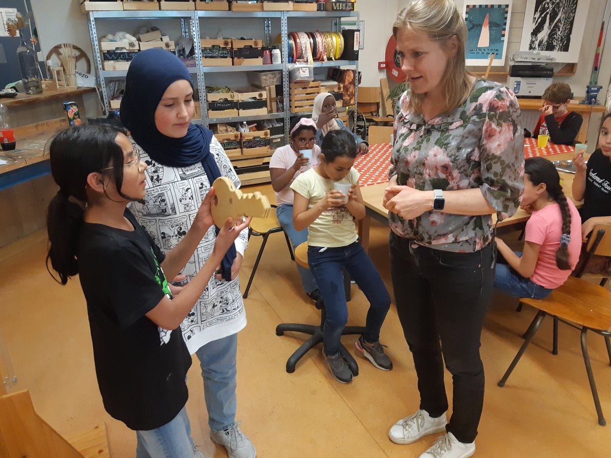 Vandaag van #diëtist geleerd om verrassende, gezonde en lekkere hapjes te maken. Dankjewel <a href="/Goudenhart/">adrian van der sar</a> Diëtiste Mariska!
Eerst een presentatie 'Hoe word je diëtist en waar kun je dan werken'  en daarna in vier groepjes vier hapjes klaargemaakt. #talenten #ontdekken