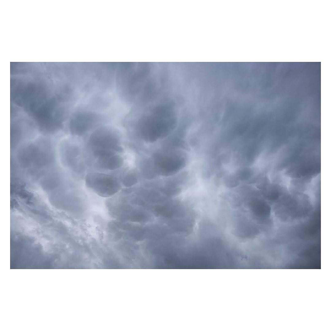 In_the_Pix's tweet photo. I saw my first mammatus clouds!
#StormHour @RMetS @StormHour #Weather #clouds https://t.co/POFRoobxh6