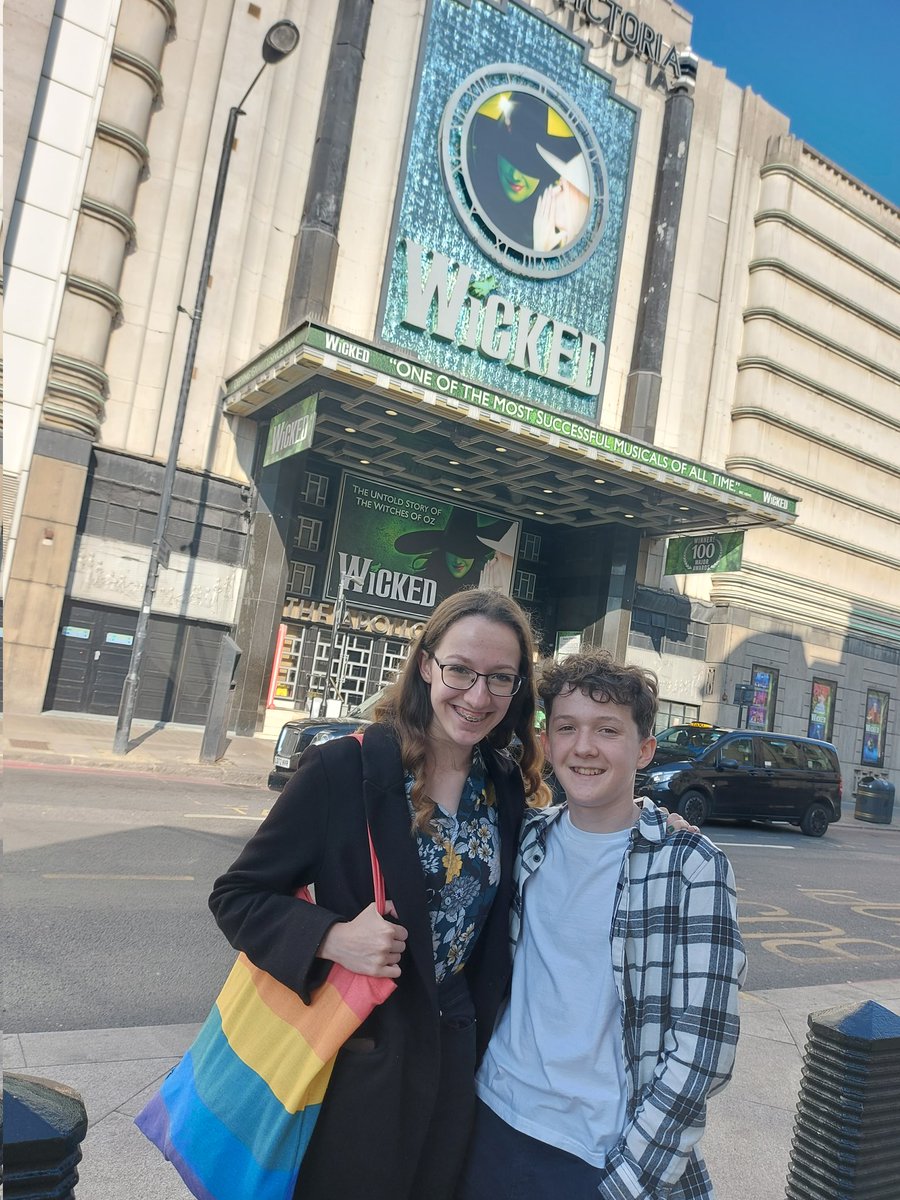 NinalouCook's tweet image. Settled in for another visit to Wicked!! Brought the littlest Cook too for his first visit to Oz!  Can't wait to hear @LucyStLouis for the first time since Phantom. 😍  And always excited to see @Josh_Clemetson perform, different role this time. Excited!! 💚💚