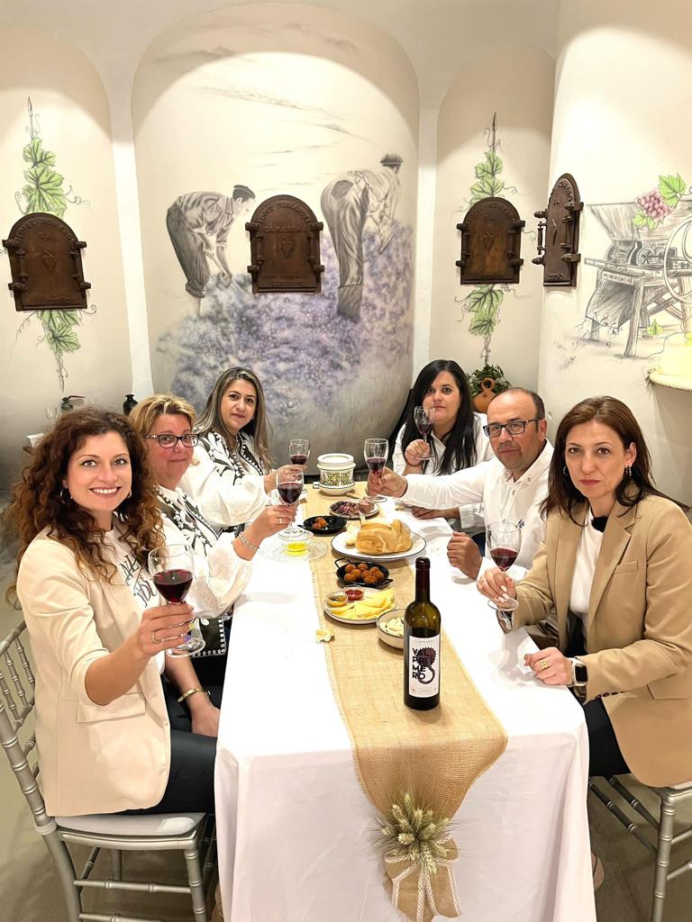 CMM_es's tweet photo. ¡Ponte las 👟 que @mariloleal y @lucia_esc te esperan en #ElCuentakilómetros!

✝️ Tomillo, romero, patios y toldos... ¡Llega el Corpus de Toledo!

🍷 Bodega Luis Mariscal en Camarena (TO).

🏞️ Paseamos por Paterna del Madera y comemos en Casa María (AB).

📺 A las 13:30 h en #CMM https://t.co/xyZy2CLMUV