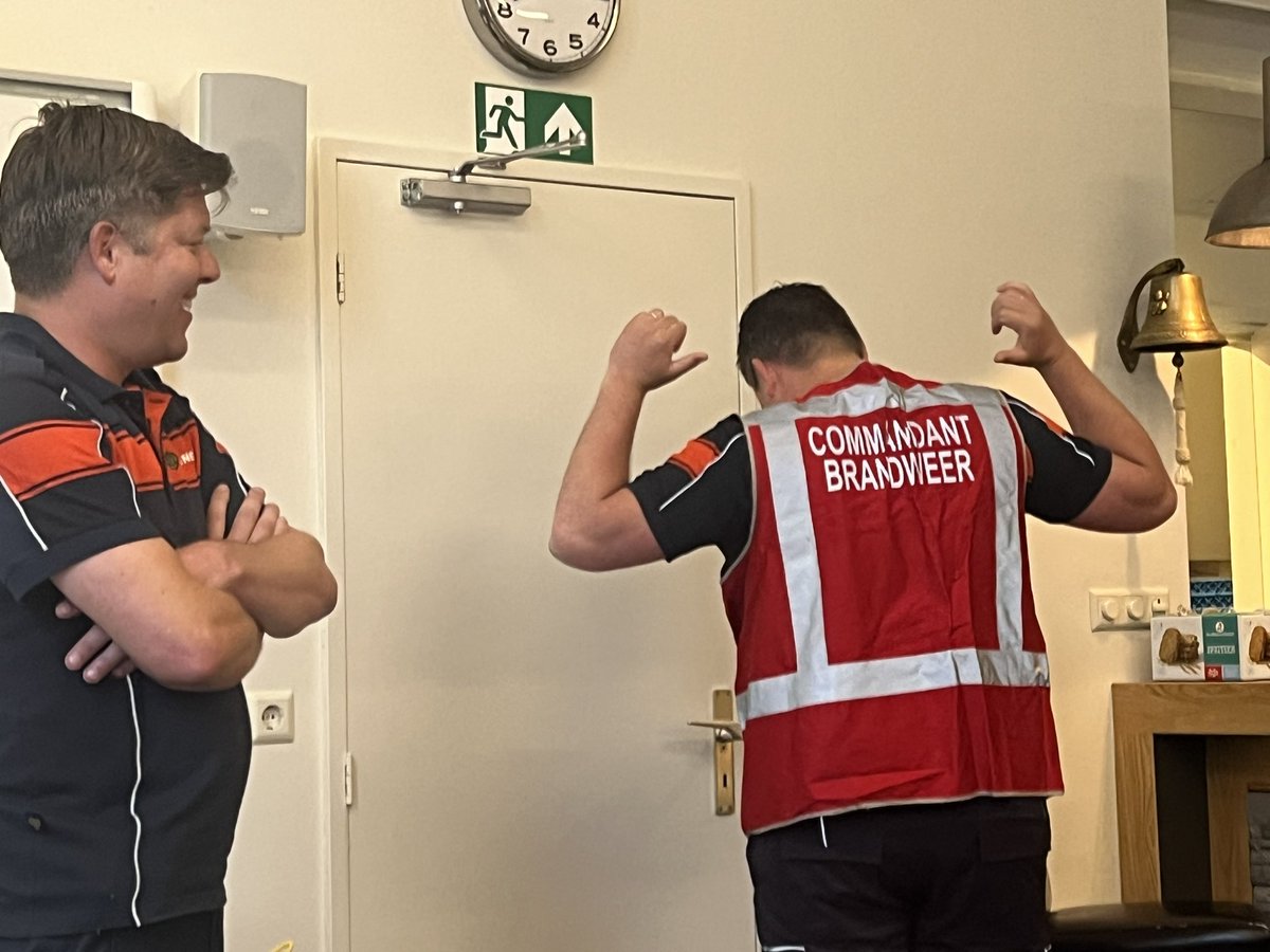 drsDannydeVries's tweet photo. Bijzonder moment. Informeel commando-overdracht. Na 12,5 jaar heeft Jurjen Zienstra afscheid genomen als #brandweer #postcommandant #oudewater. Arnoud Melkert neemt zijn taken nu over. In september ceremoniële overdracht. @GemOudewater Formele foto gemaakt in #karnabrunn  😀 https://t.co/vw3UQMaK59