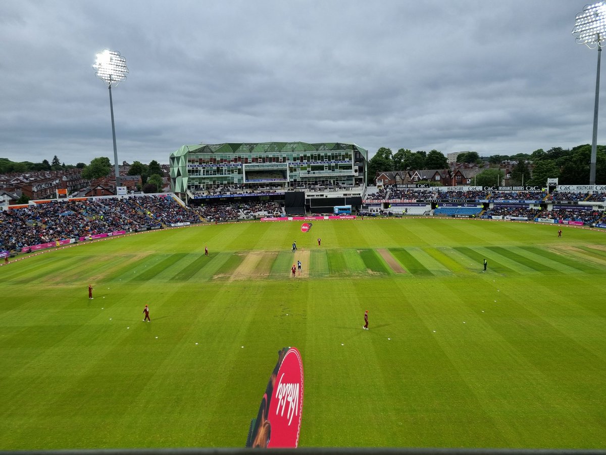 Headingley I am in you.   Yorkshire having a good knock of it #RosesT20