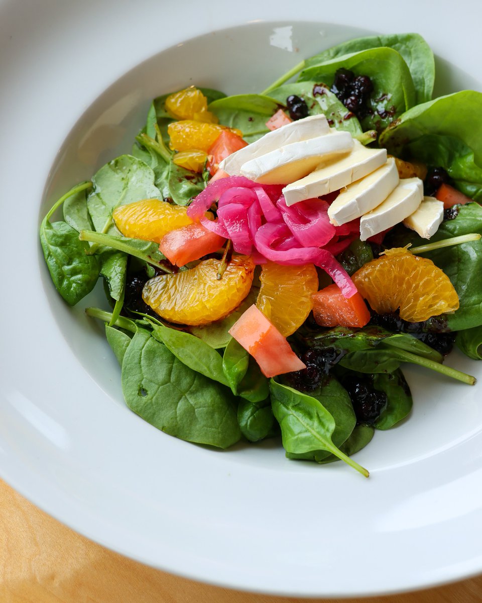 Introducing our sensational summer salad! 🌿🍊 Bursting with flavours of fresh spinach, tangy tangerines, juicy diced tomatoes, zesty pickled red onions, creamy Brie, and drizzled with our delectable in-house blueberry vinaigrette. A harmonious symphony of taste awaits you! 😍🥗