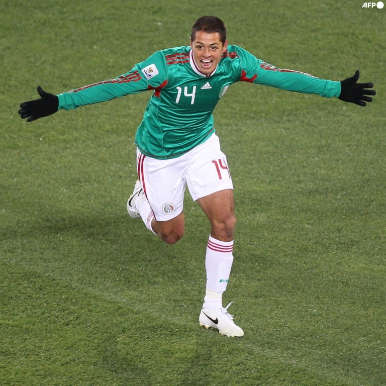 InvictosSomos's tweet photo. El máximo goleador histórico de la Selección Mexicana. El único mexicano campeón de la Premier League (lo logró dos veces). El único delantero mexicano que ha disputado una final de la UEFA Champions League. El jugador que marcó en todas, absolutamente todas, las competencias que disputó en Europa. El que respondió en gigantes del fútbol mundial, como el Manchester United y el Real Madrid. El que la rompió toda en Alemania. El que marcó en tres Mundiales. El que estuvo compitiendo y luchando durante una década en el viejo continente. El ariete que puede decir que le convirtió a porteros de la talla de Buffon, Casillas, Cech, Ter Stegen, Oblak, Courtois y Keylor.

Hoy es el cumpleaños de una de las más grandes leyendas del deporte mexicano. Javier Hernández Balcázar no solo imaginó cosas chingonas, también las hizo. Ídolo total. 

¡FELICES 35, CHICHARITO!