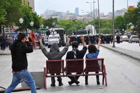 İyi ki aynı barikatta, omuz omuza dövüşmüşüz Ethem. Sen çok yaşa. 
#EthemSarısülük