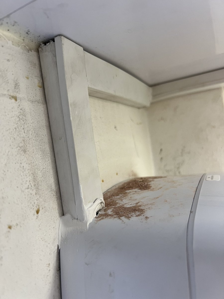 limewireelec's tweet image. @RiversideUK the workmanship of your electricians working on my mums home today 🤢🤢🤢🤢🤢🤢