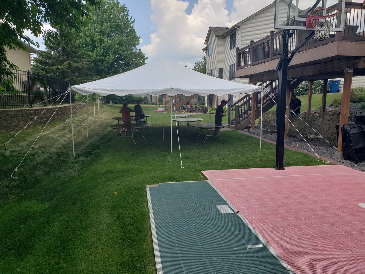 Gorgamatic21's tweet photo. From truck to 🚚 to tent ⛺ in 60 minutes...not bad for 5 old donkeys.
#GradPartySeason 👨🎓 https://t.co/YkyZjpT0oE