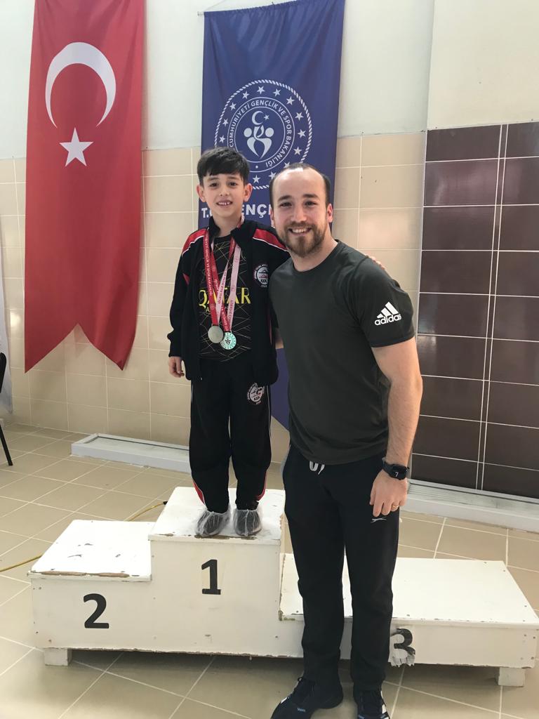 İlimizde düzenlenen Minikler Yüzme Müsabakalarında okulumuz Minik Erkekler B kategorisinde yarışan Rüzgar Agvan 50 metre Kelebek ve 100 metre serbest stil de il 1. si olmuştur, sporcumuzu kutluyoruz.🏊‍♀️🏆
<a href="/bahcesehir_k12/">Bahçeşehir Koleji</a> <a href="/tezel_berrak/">BERRAK TEZEL</a> <a href="/mesutcaglarr/">mesut çağlar</a>
#BahçeşehirKoleji❤💙