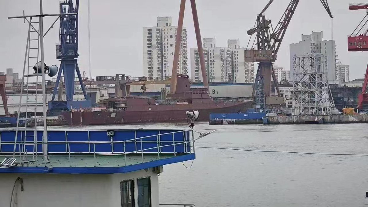 🔴 Scafo non identificato in costruzione nel bacino di carenaggio di Hudong (Shanghai), che si ipotizza appartenere ad una Fregata cinese🇨🇳 di prossima generazione (Type 054B), è stato varato per far posto ad altre costruzioni...