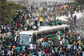 Ahmadoukhadim's tweet photo. Que les joueurs de l’équipe nationale sachent que, les jeunes qui les ont accueillis avec des honneurs mérités, sont les mêmes jeunes qui sont en train de faire face au tyran. Qui choisissent camp!
#FreeSenegal #MackySallDémission https://t.co/9UJXMnwLIV