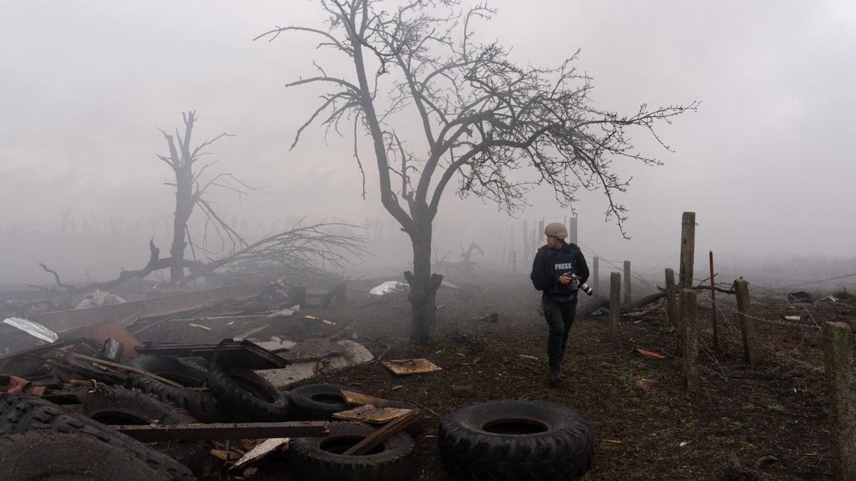 Join us in congratulating Associated Press (@AP) journalists, and film subjects of #HotDocs23 alum 20 DAYS IN MARIUPOL, @mstyslav9, @VasilisaUKR and Evgeniy Maloletka on winning a Pulitzer Prize: ow.ly/ucL750OCgg3