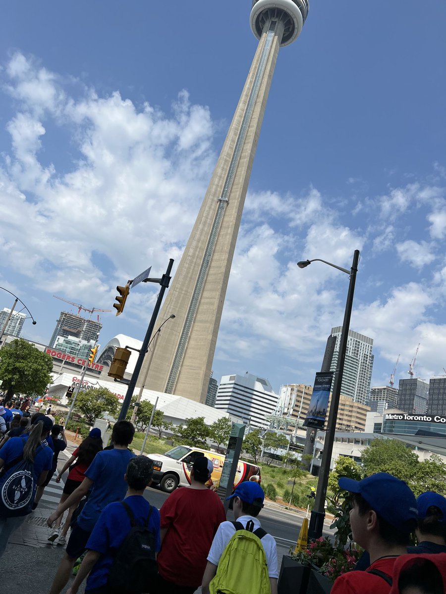 cathymai's tweet photo. Took my student to the Jays game today. Experiences they will never forget. ⁦@StAnthonytcdsb⁩ ⁦@TCDSB⁩ ⁦@TCDSB_RDAddario⁩ #letsgobluejays https://t.co/H2Q4uaR8w4