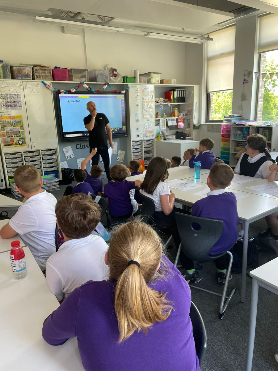 LochnorrisPrim1's tweet image. David Weir from Charlesfort Properties came in this afternoon to talk to our upper school about the process of building houses. The children were fascinated with the architectural drawings he brought in and all the different people it takes to build! #worldofworkweek 💜