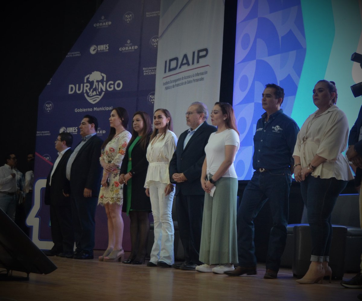 Con todo el ánimo y energía, en el #IDAIP estamos celebrando el #19Aniversario, la comisionada presidenta @PaulinaCompean1 quien reflexionó con estudiantes sobre la importancia de cuidar los #DatosPersonales en las #RRSS, en la conferencia "Eres lo que públicas" con <a href="/RobertoRuz/">Roberto Ruz</a>.