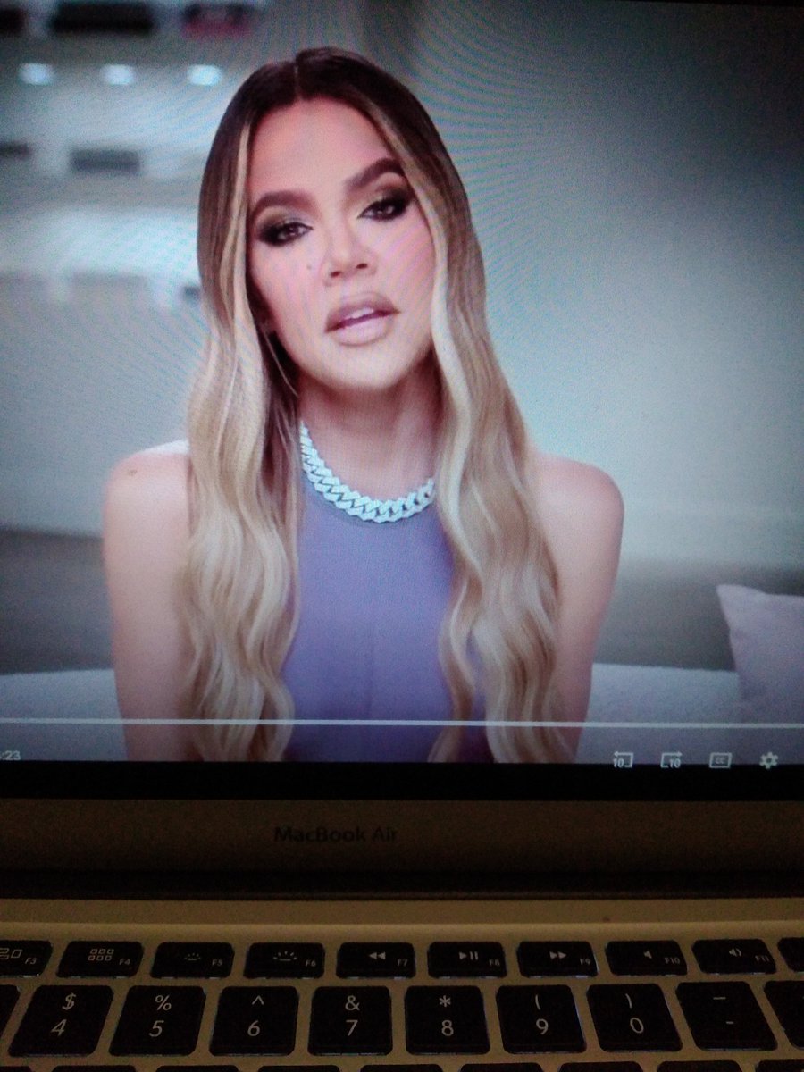 Didi409's tweet image. I can't get over how skinny khloe is, her bones are showing through her clothes 😬both her and Kim 😳#TheKardashians