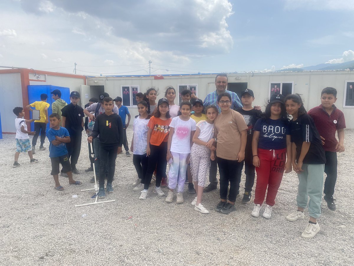 ozsevgect's tweet photo. TÜBİTAK 4007 Afet Bölgesi "Bilim Her Yerde" Özel Destek Çağrısı kapsamında  “Gaziantep Üniversitesi 'inden Nurdağı ve İslâhiye'ye Bilim Köprüsü”  projesini, 30-31 Mayıs- 01 Haziranda Nurdağı ve İslâhiye ilçelerinde konteyner  okullarımızda sevgili öğrencilerimizle gerçekleştirdik https://t.co/pcSasdd8qV