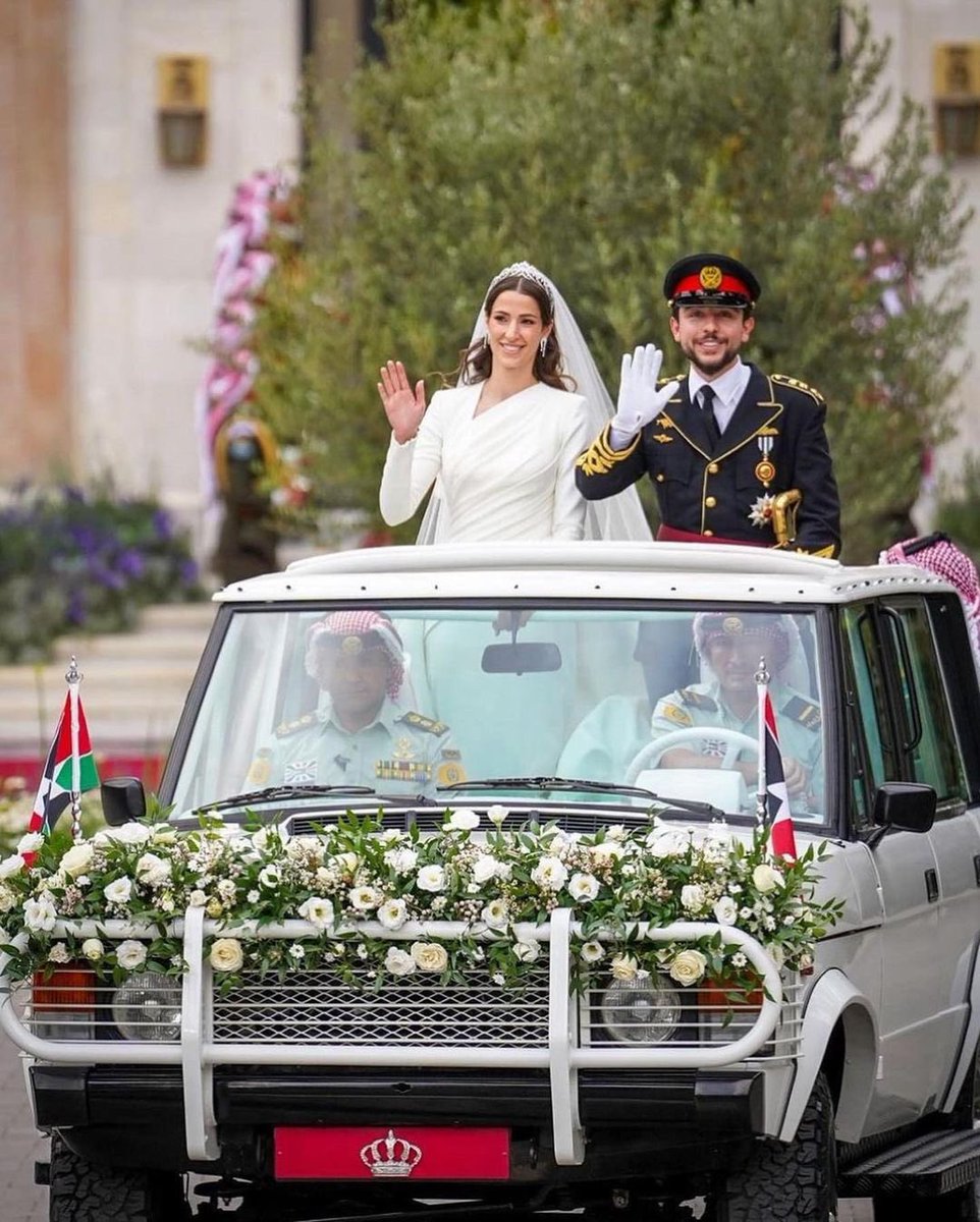 MESHARIALDUAIJ's tweet photo. نبارك لصاحب الجلالة الهاشمية 
الملك عبدالله الثاني ابن الحسين 
والاسرة الهاشمية زفاف صاحب السمو الملكي #الامير_الحسين  ولي العهد 
والاميره  #رجوه_ال_سيف
اللهم بارك لهما وبارك عليهما
 واجمع بينهما في خير
🇰🇼❤️🇯🇴  #زفاف_ولي_العهد #العرس_الملكي @RHCJO https://t.co/SdnfmdtCvW
