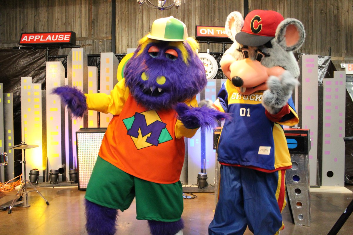 TheFranchize454's tweet photo. @blumhouse Clearly the Purple Guy! He also loves pizza! #MrMunch #ChuckECheese #ChuckECon2019 https://t.co/ft2n7JCb06