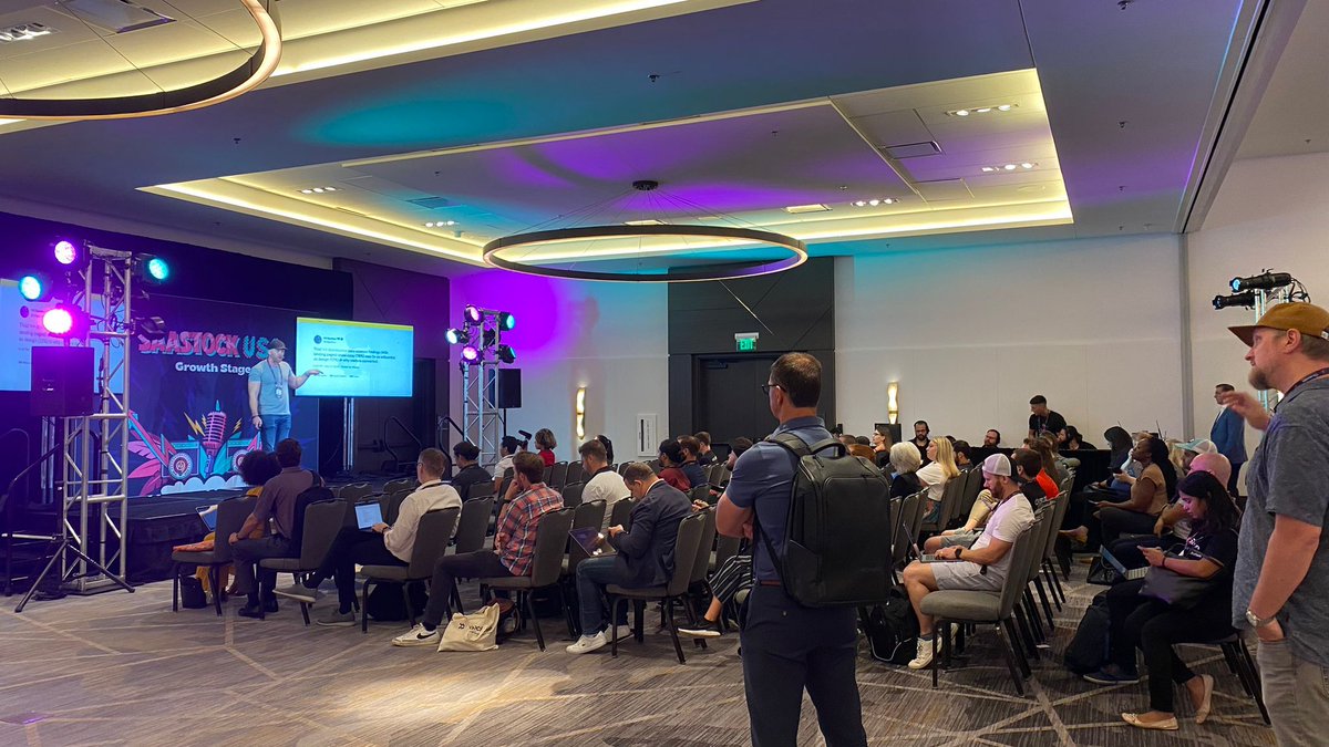 BogdanMNegru's tweet photo. Great conversations at #SaaStock here in Austin! Hearing this a lot:💯 𝙏𝙝𝙧𝙤𝙬𝙞𝙣𝙜 𝙢𝙤𝙣𝙚𝙮 𝙖𝙩 𝙖 𝙥𝙧𝙤𝙗𝙡𝙚𝙢 𝙙𝙤𝙚𝙨𝙣'𝙩 𝙨𝙤𝙡𝙫𝙚 𝙞𝙩 (𝙣𝙤 𝙜𝙪𝙖𝙧𝙖𝙣𝙩𝙚𝙚); 𝙪𝙨𝙚 𝙮𝙤𝙪𝙧 𝙗𝙧𝙖𝙞𝙣, 𝙗𝙚 𝙘𝙧𝙚𝙖𝙩𝙞𝙫𝙚, 𝙖𝙣𝙙 𝙩𝙝𝙞𝙣𝙠 𝙤𝙪𝙩𝙨𝙞𝙙𝙚 𝙩𝙝𝙚 𝙗𝙤𝙭💡 https://t.co/2tDseDQuPo