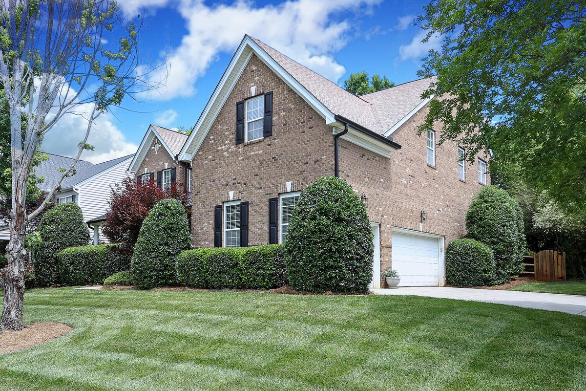 HomesoftheSouth's tweet photo. Coming soon Sat. this 5 Bedroom 3 full bath all brick custom home in #Marvin #Weddington . $839,000 close to south #Charlotte, #Ballantyne #charlottehomes #charlotterelocation #charlotterealestate #clt #unioncounty schools https://t.co/9pJlNlmJJ5 https://t.co/GxTdF2Bokw