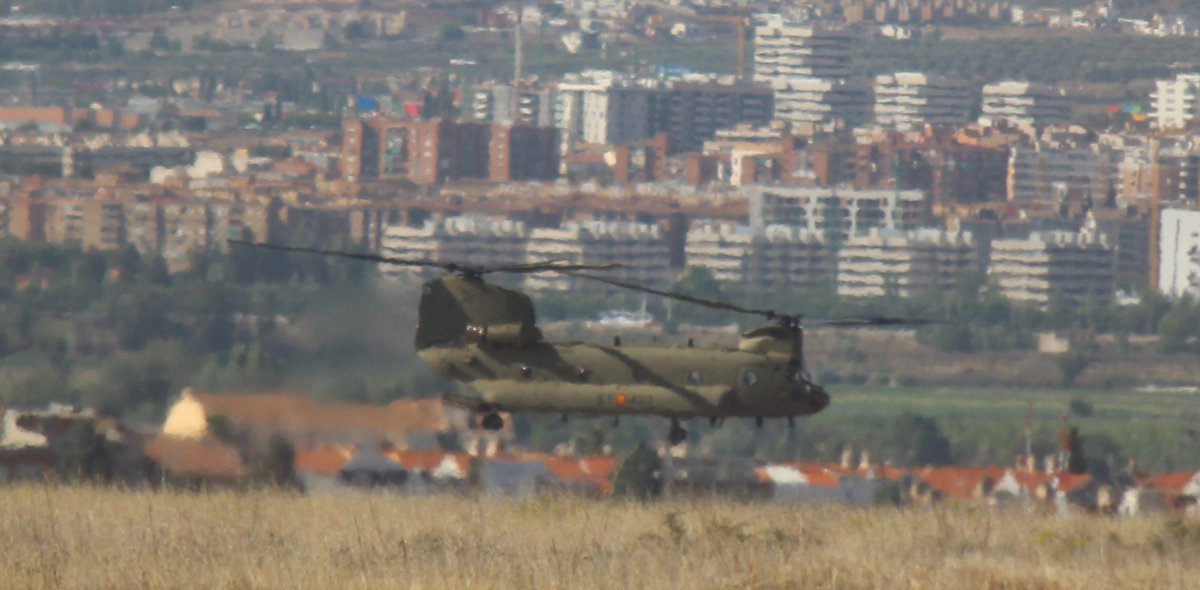 Un @BoeingDefense CH47 'Chinook' de las #FAMET del @EjercitoTierra en el #ALA78 #DIFAS23