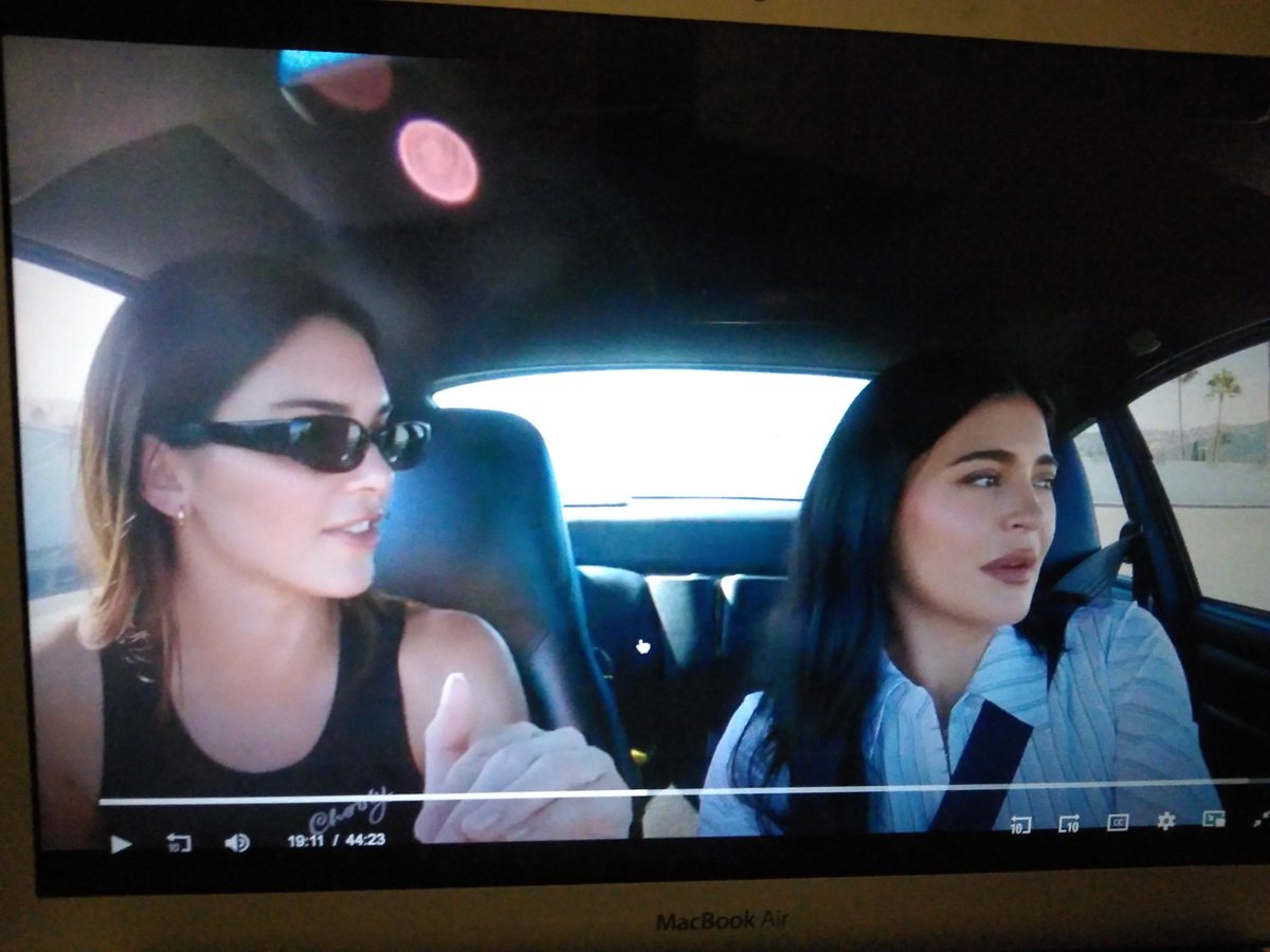 Didi409's tweet image. I enjoyed the manual driving segment with Kendall and Kylie 😂. Kendall bought a Manual 1997 Porsche in 2023 power to her, that would not be me chile😂#TheKardashians