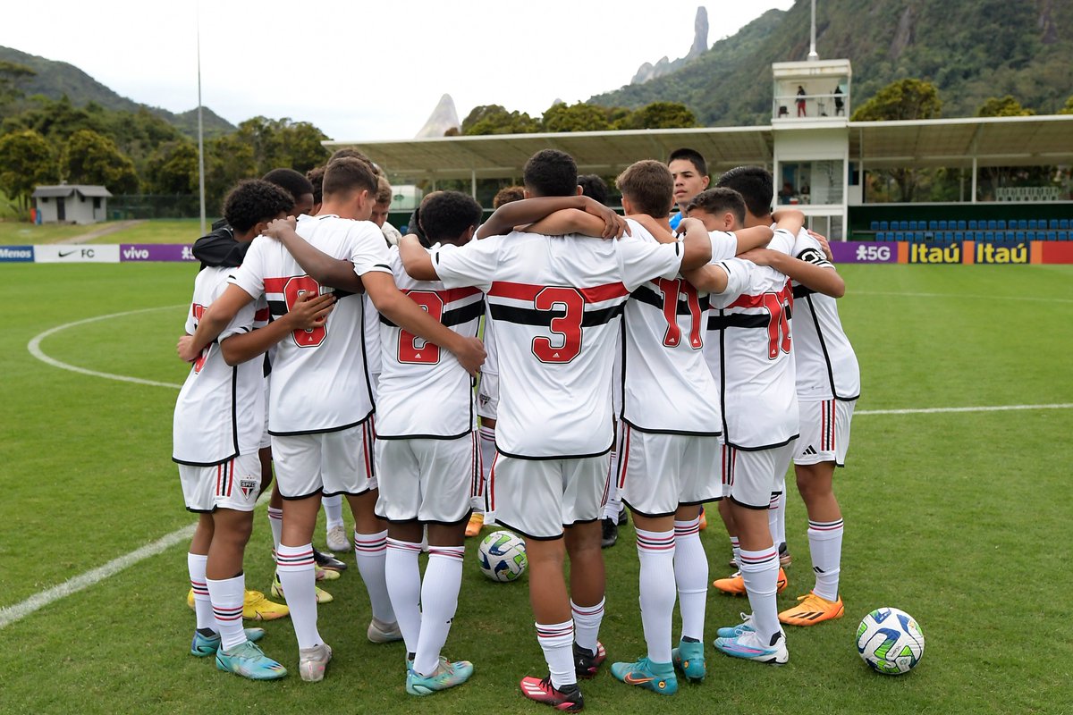 aspirantesSPFC's tweet photo. Pelas quartas de final da Nike Premier Cup a equipe sub-15 do @SaoPauloFC perdeu para o Corinthians por 1x0. #CopaNike https://t.co/tvNadI9tLK