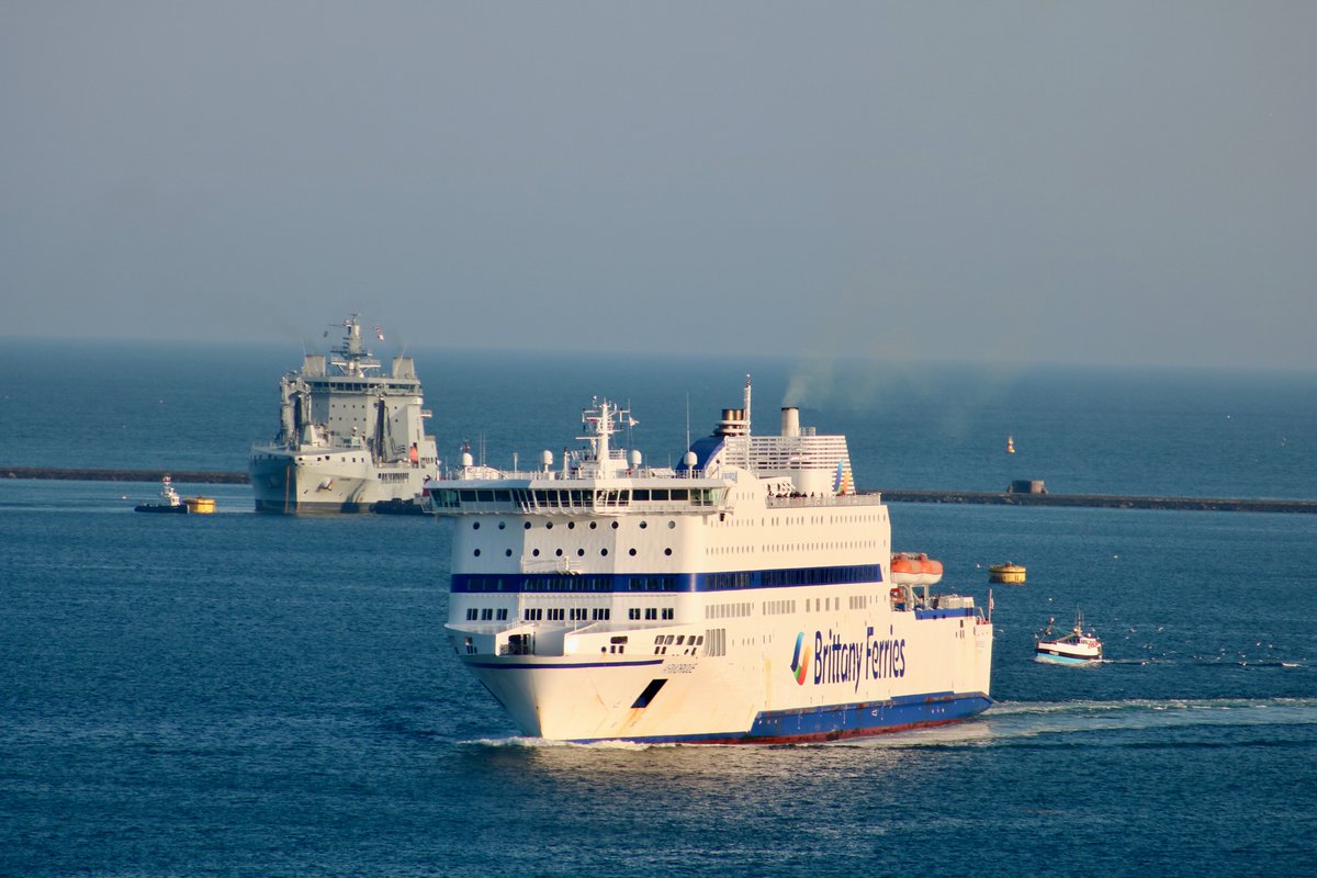 @RFATidesurge back at the Plymouth Breakwater with @BrittanyFerries Amorique being chased by a Plymouth fishing trawler @IanFlem29183756 
All the latest live webcam shipping images:
westwardshippingnews.com 
contact@westwardshippingnews.com
