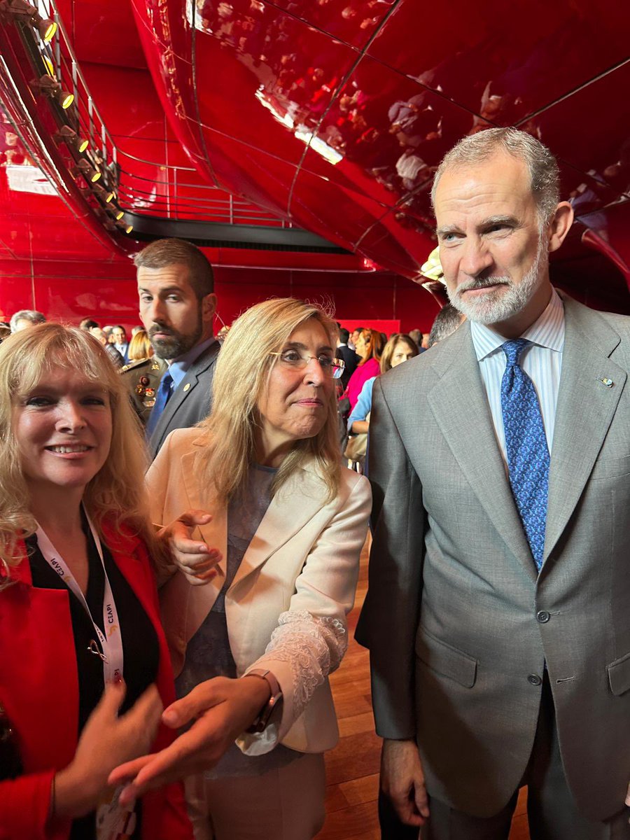 MarienViyella's tweet photo. Feliz y un gran privilegio! 
Tenemos un gran REY, el mejor!! 
#SMReyFelipeVI @CasaReal 
Muchas gracias 
 ☺️@CEAPIconsejo 
#VICongresoCEAPI 
#iberoamerica #españa #europa https://t.co/JGgowY00Yp