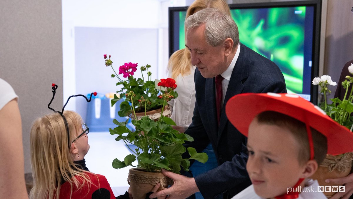 Kowalczyk_H's tweet photo. 🎈Dzień Dziecka w #SOSW im. Anny Karłowicz w #Pułtusk.
Dziękuję za piękny artystycznie występ. Dzieciom przekazałem prezenty od @kgs_pl i oczywiście najlepsze życzenia. 🎁
Mam nadzieję, że radość, jaka towarzyszyła nam dziś, będzie też z Wami na co dzień. https://t.co/5ad1FemBAT