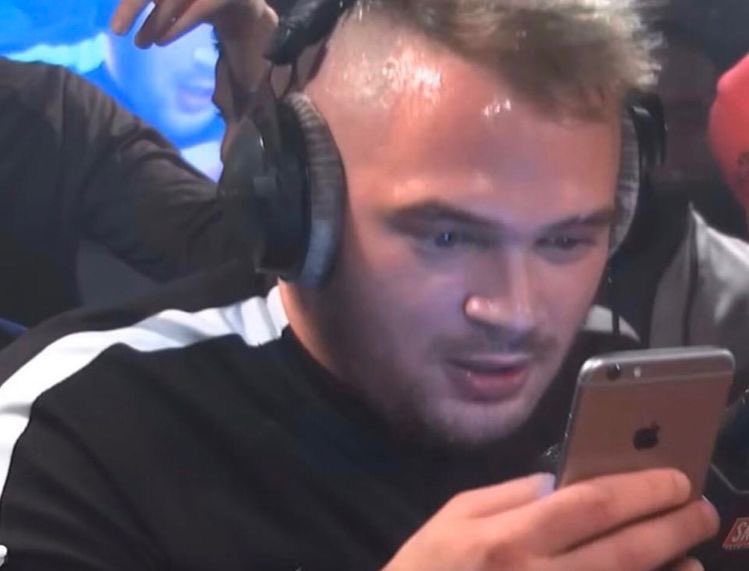 piopioloki's tweet photo. Quand j’ai vue aucun vœux accepté et que j’ai un appel de toute ma famille en même temps #Parcoursup https://t.co/HtUFLVcijR