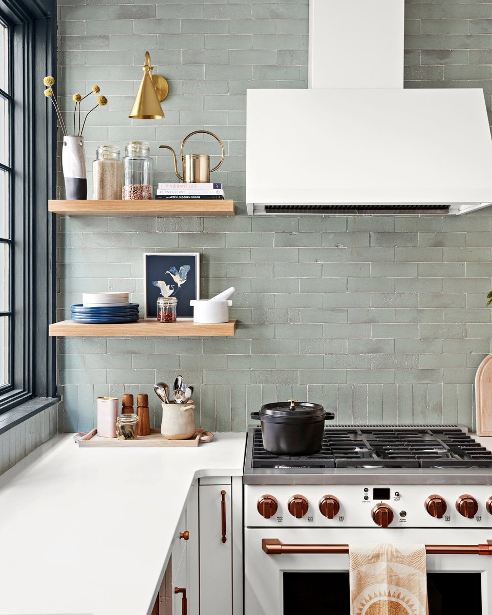 Can someone please make us a meal here?! This Rosemary Beach home featured in Real Simple received quite the facelift with little demolition keeping waste to a minimum. 🌿

📷: Christopher Testani