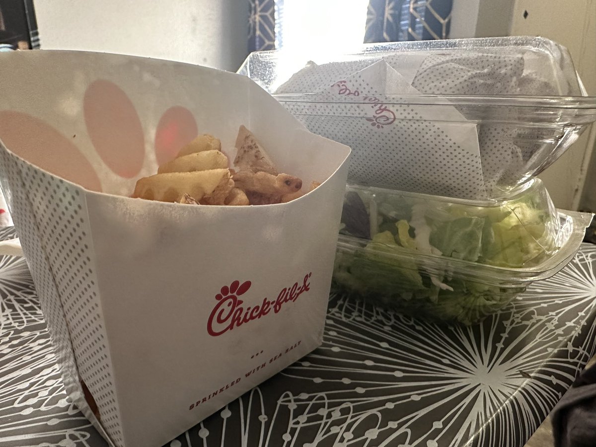 JordanLynn3's tweet photo. @ChickfilA y’all gotta stop doing this with the fries…why get a medium if y’all doing me like this? https://t.co/Eru8ULPLDF