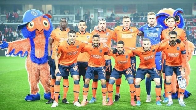 😓2 oyuncu futbolu bıraktı
😔Epureanu 36, Clichy 37 yaşında. Büyük ihtimal bırakacaklar.
Mahmut ve Caiçara ağır ameliyat geçirdi. Durumu belirsiz.
Birkaç yıl daha şampiyon olamazsak buraya doğru gidiyoruz.