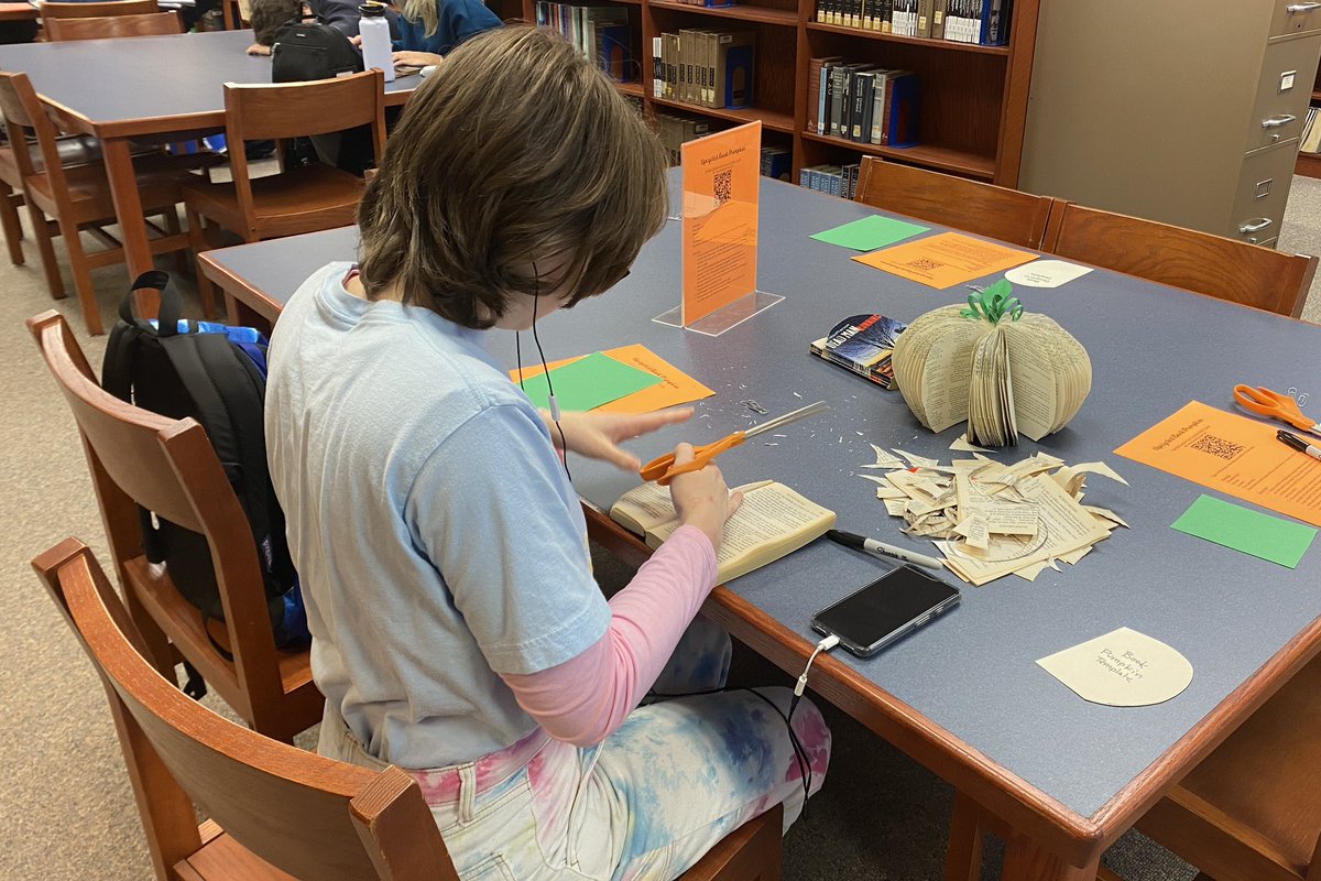 PSLA_News's tweet photo. We love Upcycling at Norwin HS Library! This past fall we painted old books to repurpose them into decor, and we cut paperbacks into pumpkins! #spotlightlibrarianPSLA #PSLA https://t.co/n2MXEWRUkv