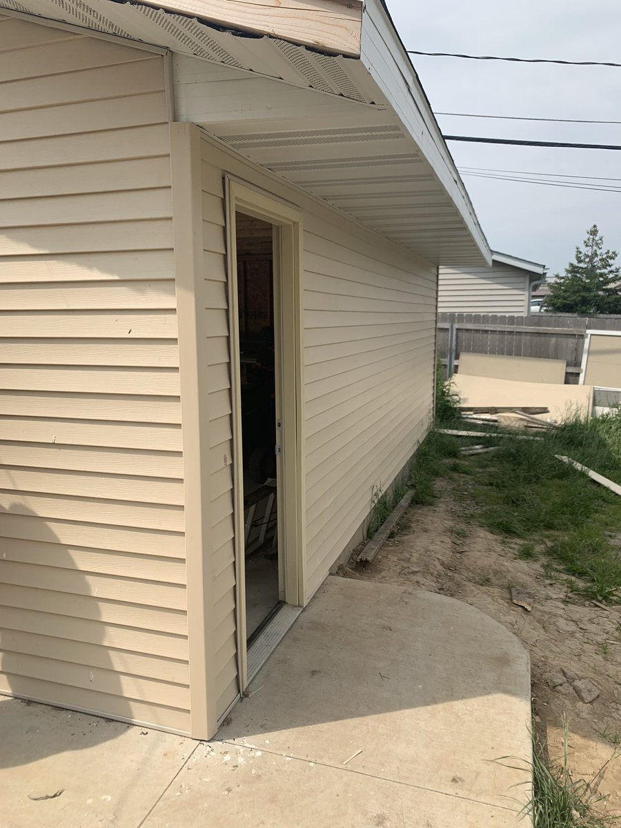 Kennedy Construction finished up the vinyl siding today on this two stall garage! Great work cougars