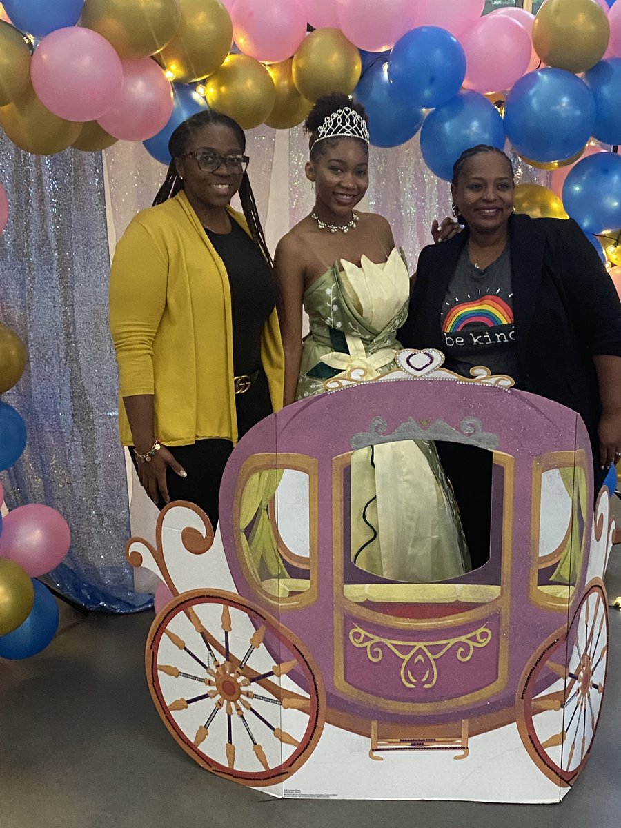 Our SPECIAL GUEST: Princess Tiana stopped by CRES!! #FairytaleBall #Portsmouth #PPS #CRES @PortsVASchools @MrsFergusonCrES @JolleyLa @CeeColeman3 @ebracyPPS