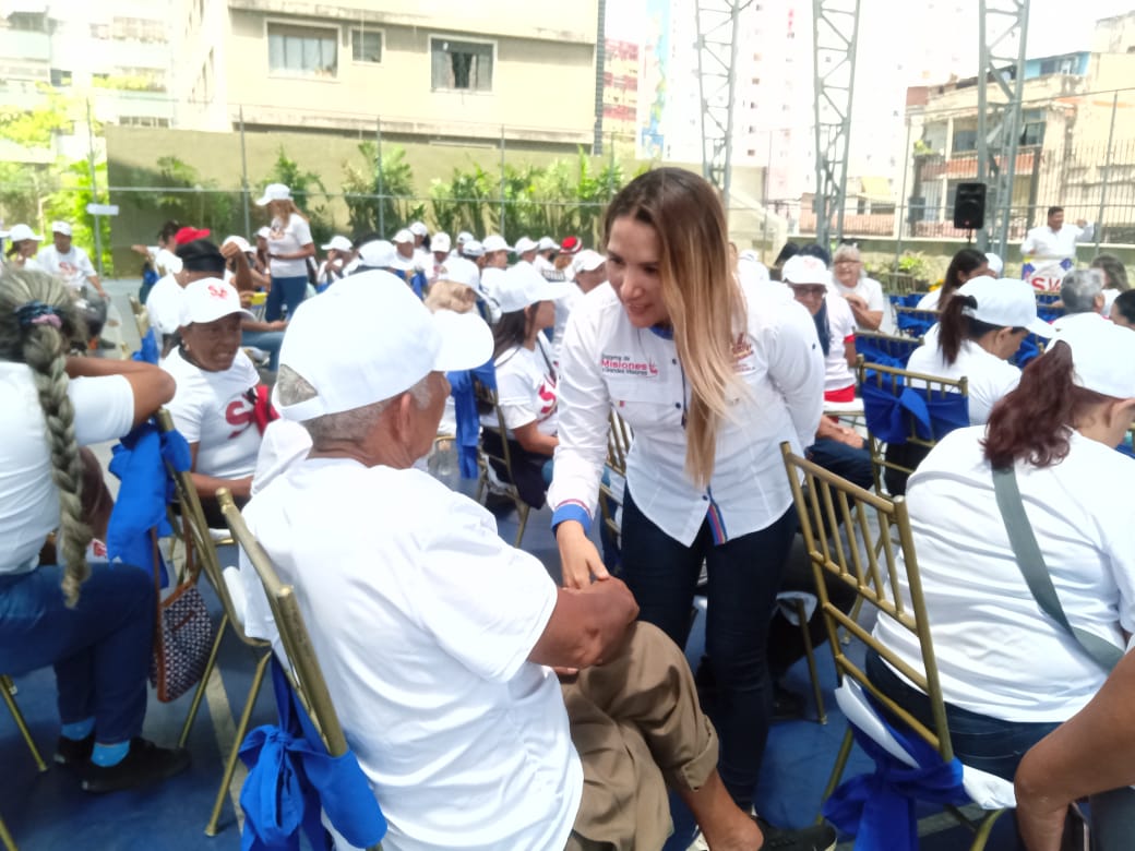 #EnFotos || En el marco del 6to Aniversario del Movimiento Somos Venezuela, los Brigadistas asistieron junto a la Secretaria Nacional @JhoaGaby a la Conferencia de reflexión y bendición.

Dirigida por: El Padre @NumaMolina y la Pastora Yusmary Lopez.

#IntegraciónEnLaDiversidad
