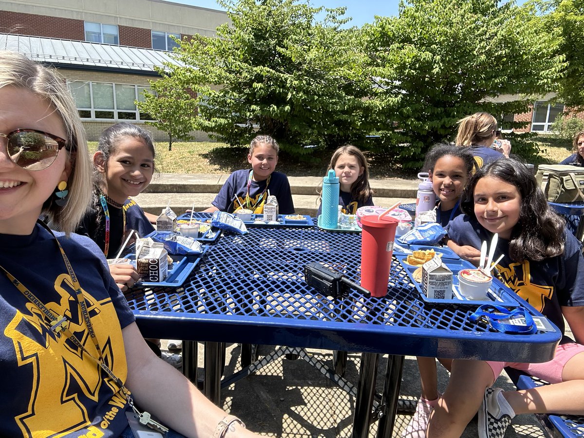 Miss_Amanda_LSW's tweet image. When the weather is gorgeous, lunch bunches in the courtyard are a must! ☀️☀️☀️ @muhlsd #MECpride #DeterminedToRise #muhlpride