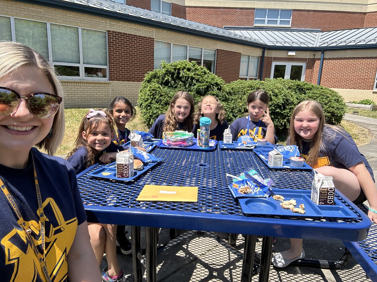 Miss_Amanda_LSW's tweet image. When the weather is gorgeous, lunch bunches in the courtyard are a must! ☀️☀️☀️ @muhlsd #MECpride #DeterminedToRise #muhlpride
