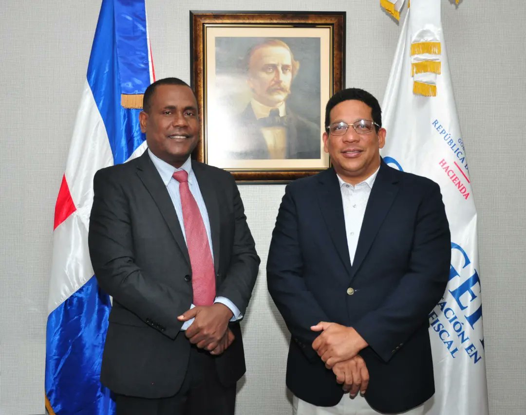 CAPGEFIRD's tweet photo. Nuestro Director General, Carlos Antonio Castro Muñoz, recibió la visita de Carlos Pimentel, Director General de @ComprasRD y Miembro del Consejo Superior del #CAPGEFI, acompañado de Mabel Infante, coordinadora del despacho y Larissa Salcedo, encargada de capacitación. https://t.co/oUoWNhGclf