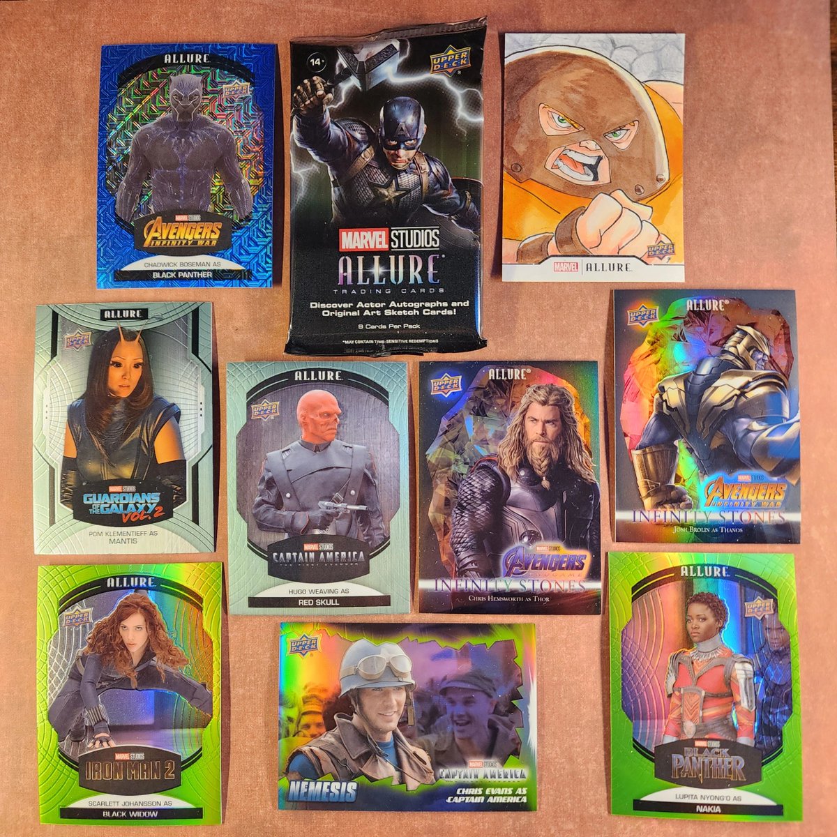 CollectionCARTE's tweet image. Today: #Marvel Allure release day.
Opened 4 boxes. 
No auto, 1 sketch.
The huge card : chadwickboseman /35 :😱 
Also got :
2x steel
2 x stones /299
3x green /99 😀
Fun to have the cards highlighting the actors.
Chrome treatment is superb

Ça de l'allure, Allure :😜